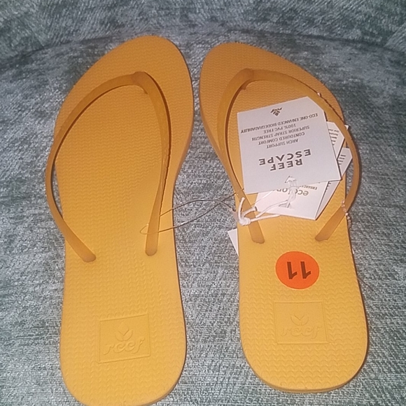 🎉Sale $14 Reef Thong Flip Flops - Picture 2 of 6